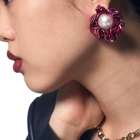 Sterling King Titania Imitation SwirlShaped Pearl And Silver Alloy Stud Earrings - Picture 15 of 16